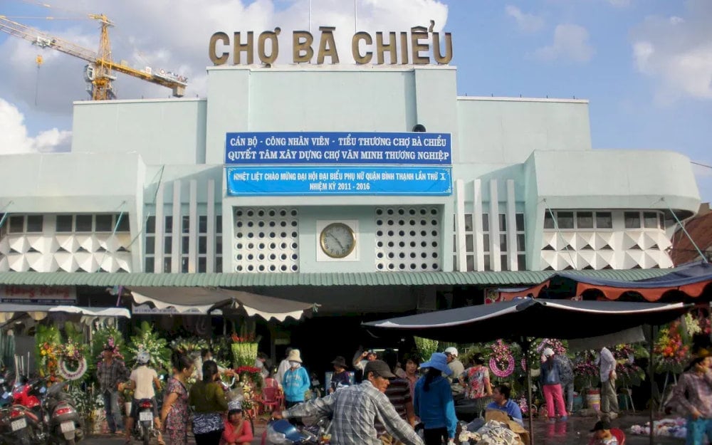 Khu chợ nằm ở vị trí trung tâm nên luôn đông đúc người qua lại